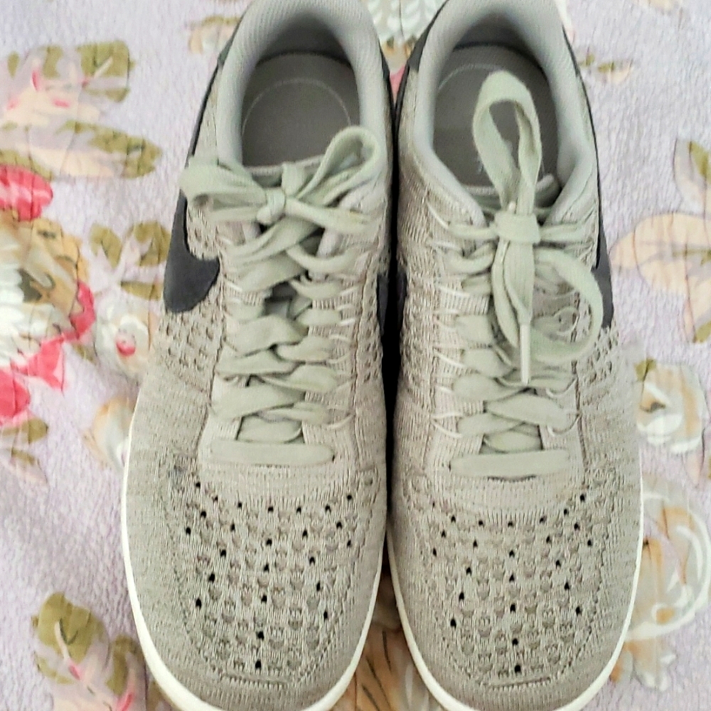 Nike metallic fly knit gray tennis style sneaker size 10.5 womens